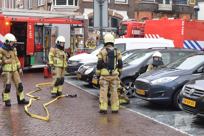 Brandweer controleert auto op brand