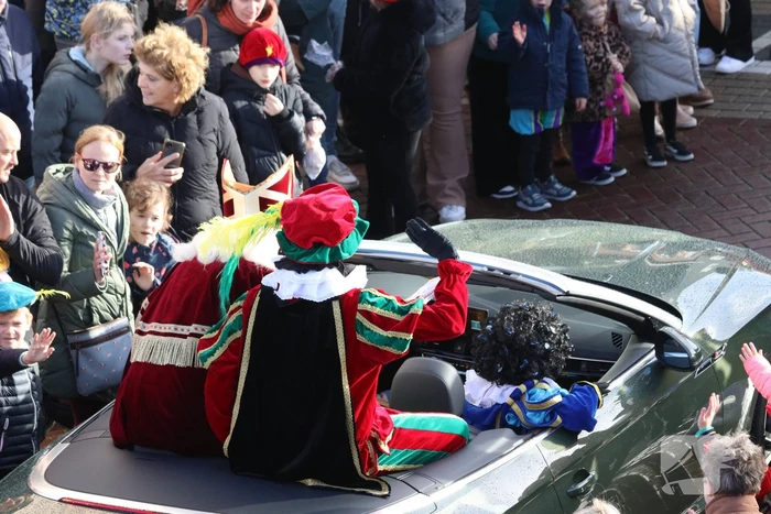 Sinterklaas en zijn pieten aangekomen