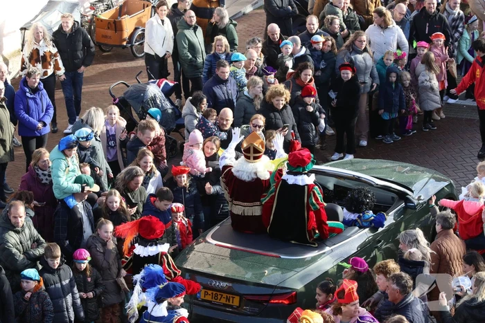 Sinterklaas en zijn pieten aangekomen