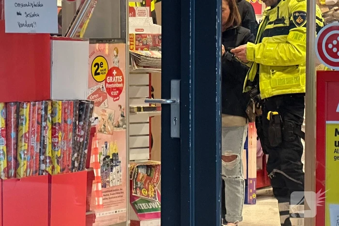 Overvaller bedreigt winkelpersoneel met mes