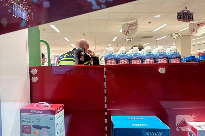 Overvaller bedreigt winkelpersoneel met mes