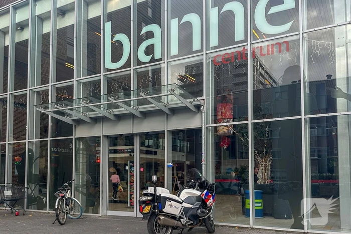 Overvaller bedreigt winkelpersoneel met mes