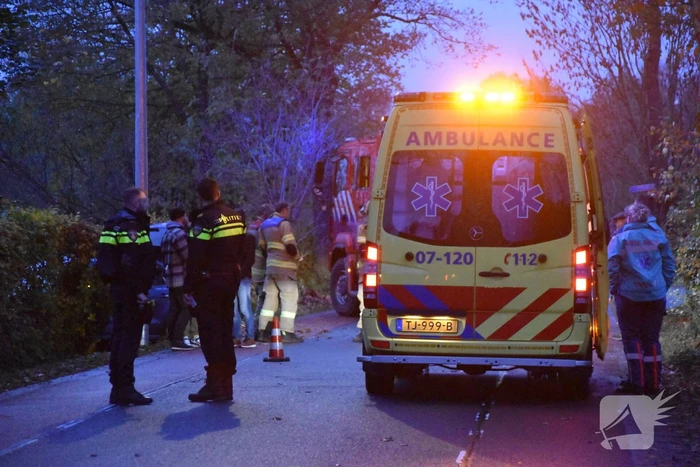 Auto belandt naast de weg