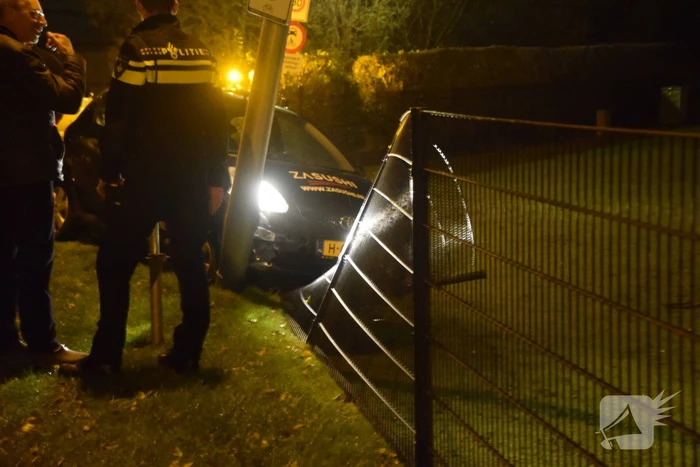 Automobilist raakt lantaarnpaal en hekwerk