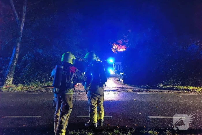 Uitslaande brand bij woning met rietendak