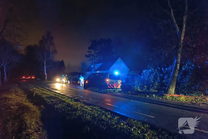 Uitslaande brand bij woning met rietendak