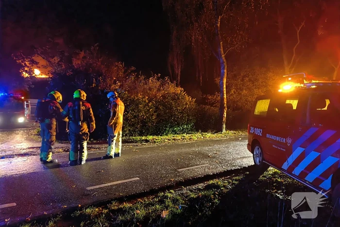 Uitslaande brand bij woning met rietendak
