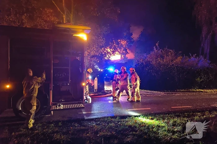 Uitslaande brand bij woning met rietendak
