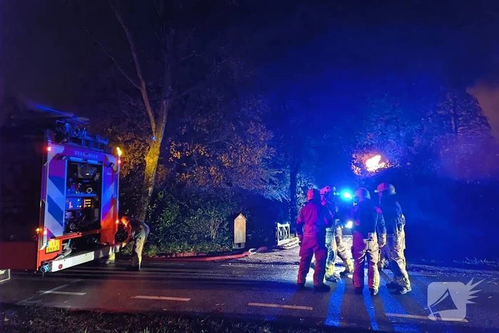 Uitslaande brand bij woning met rietendak
