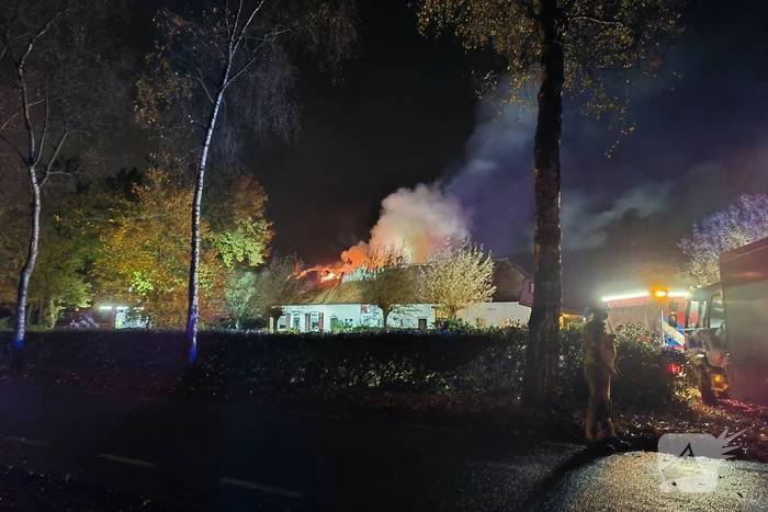 Uitslaande brand bij woning met rietendak