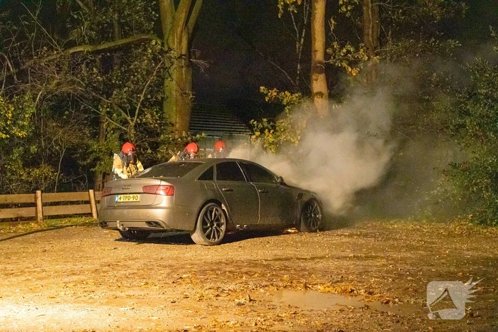 Geparkeerde auto uitgebrand