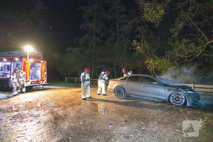 Geparkeerde auto uitgebrand