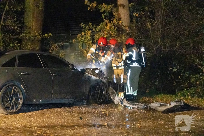 Geparkeerde auto uitgebrand