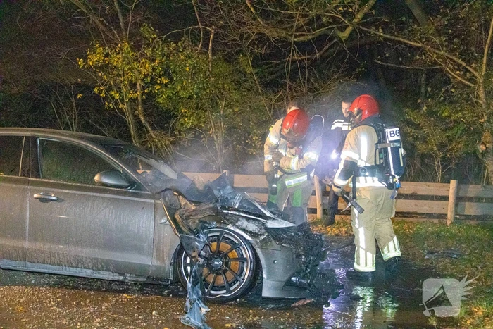 Geparkeerde auto uitgebrand