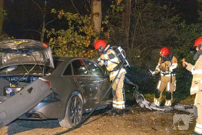 Geparkeerde auto uitgebrand
