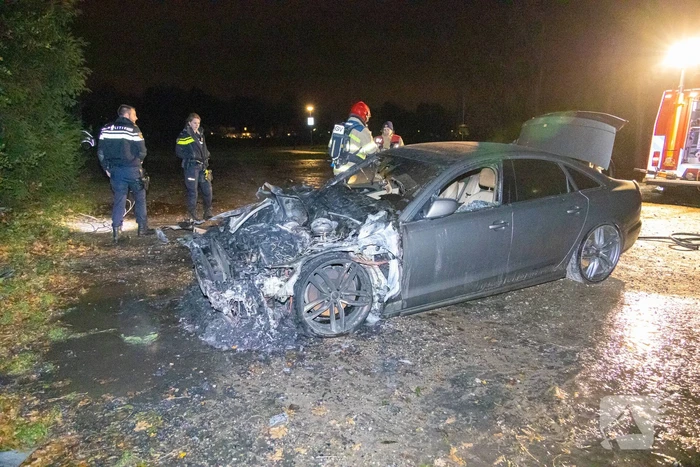 Geparkeerde auto uitgebrand