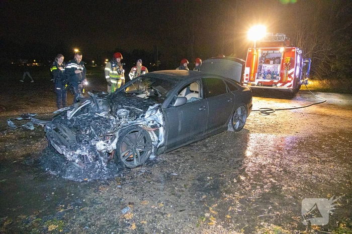Geparkeerde auto uitgebrand