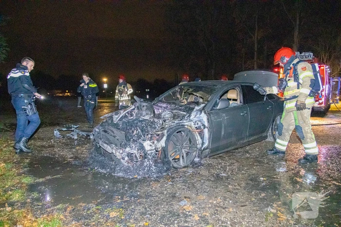 Geparkeerde auto uitgebrand