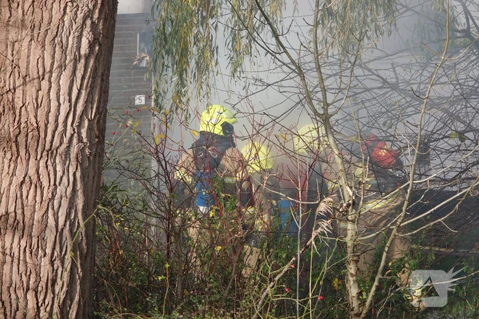 Explosiegevaar bij felle brand in woning