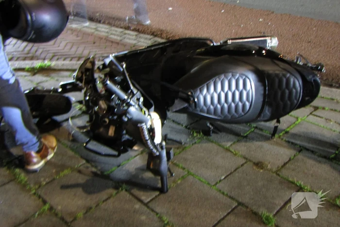 Automobilist schept scooterrijder tijdens afslaan