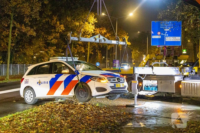 Politievoertuig vast op betonblok