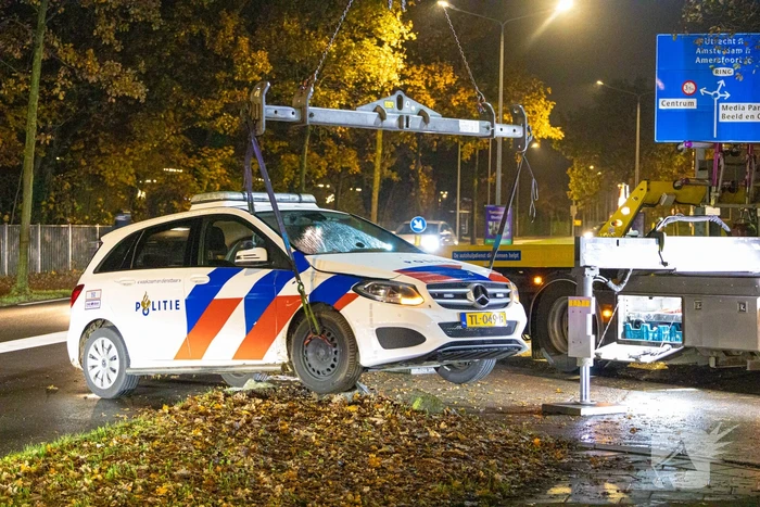 Politievoertuig vast op betonblok