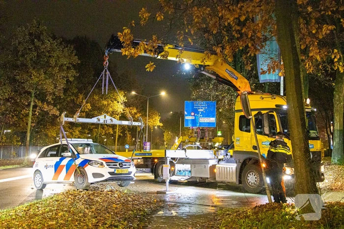 Politievoertuig vast op betonblok