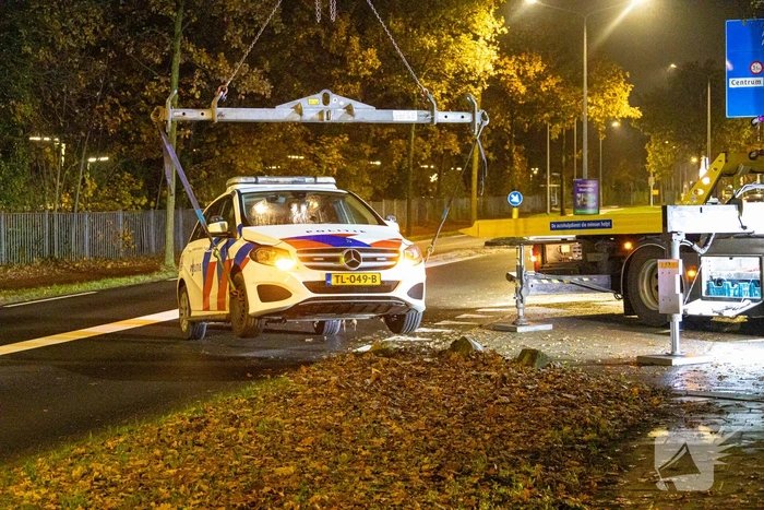Politievoertuig vast op betonblok