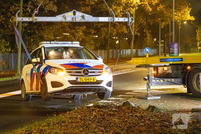 Politievoertuig vast op betonblok