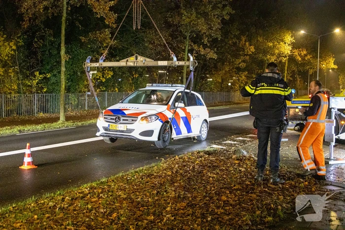 Politievoertuig vast op betonblok