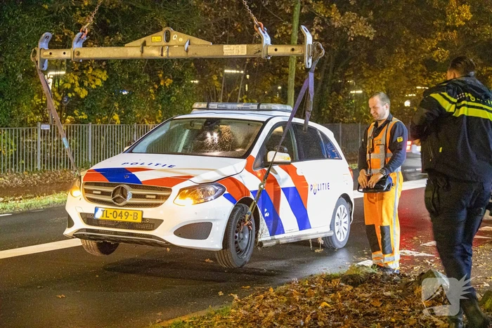 Politievoertuig vast op betonblok
