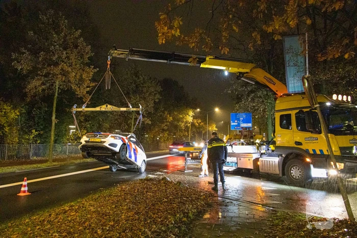 Politievoertuig vast op betonblok
