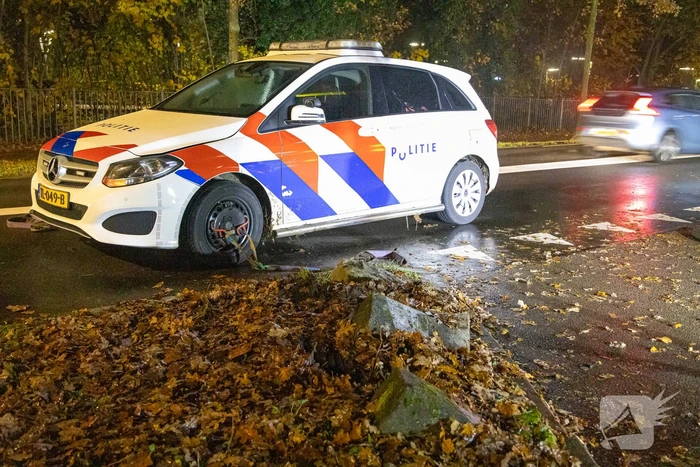 Politievoertuig vast op betonblok