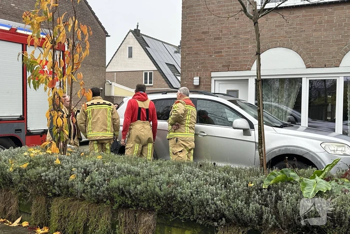 Brandweer bevrijdt opgesloten baby in auto