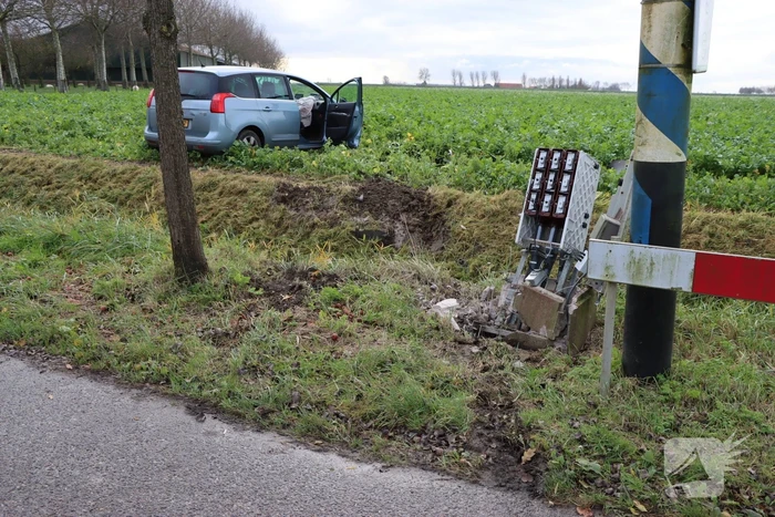 Persoon zwaargewond nadat auto in weiland belandt