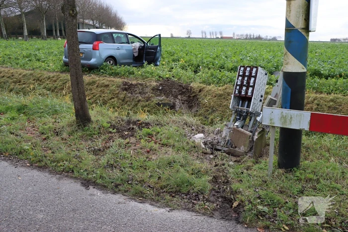 Persoon zwaargewond nadat auto in weiland belandt