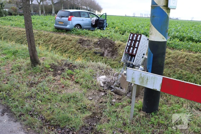 Persoon zwaargewond nadat auto in weiland belandt