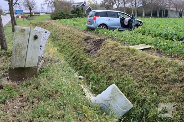 Persoon zwaargewond nadat auto in weiland belandt
