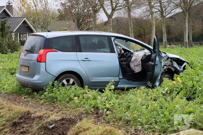 Persoon zwaargewond nadat auto in weiland belandt