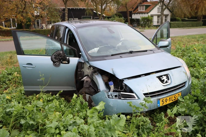 Persoon zwaargewond nadat auto in weiland belandt
