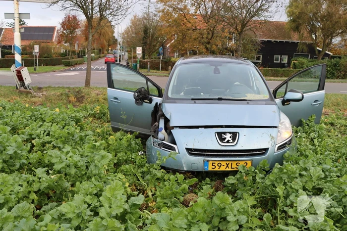 Persoon zwaargewond nadat auto in weiland belandt