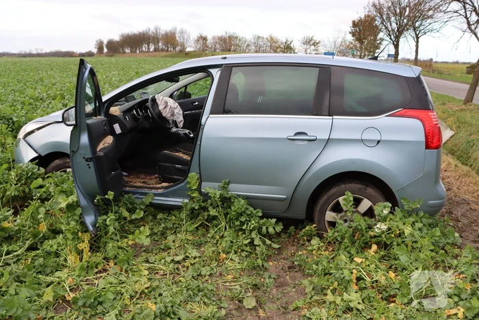 Persoon zwaargewond nadat auto in weiland belandt