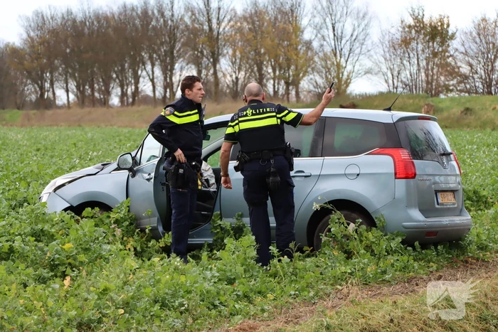 Persoon zwaargewond nadat auto in weiland belandt