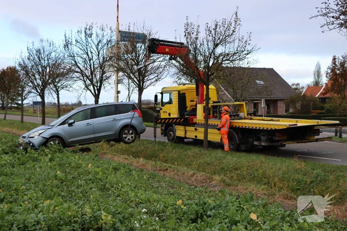 Persoon zwaargewond nadat auto in weiland belandt
