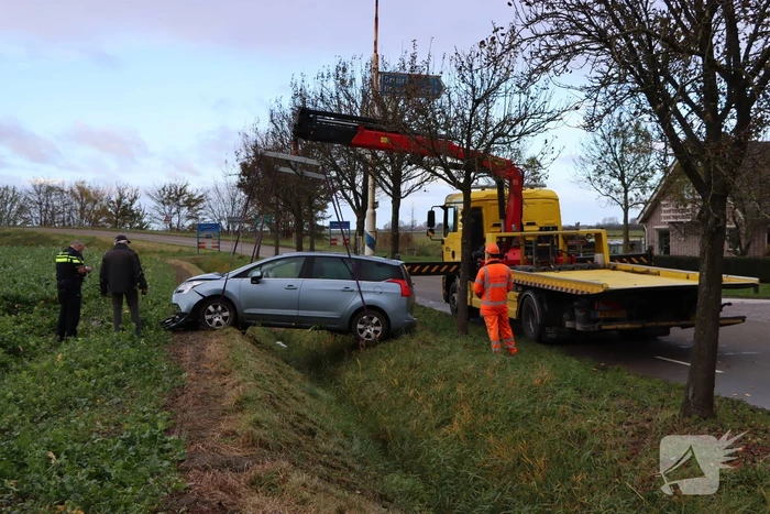 Persoon zwaargewond nadat auto in weiland belandt