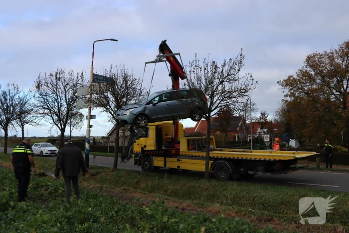 Persoon zwaargewond nadat auto in weiland belandt