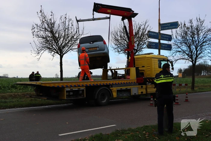Persoon zwaargewond nadat auto in weiland belandt