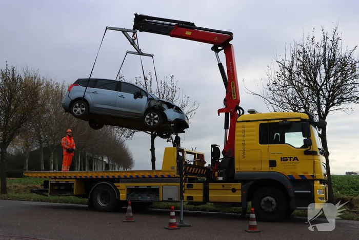 Persoon zwaargewond nadat auto in weiland belandt