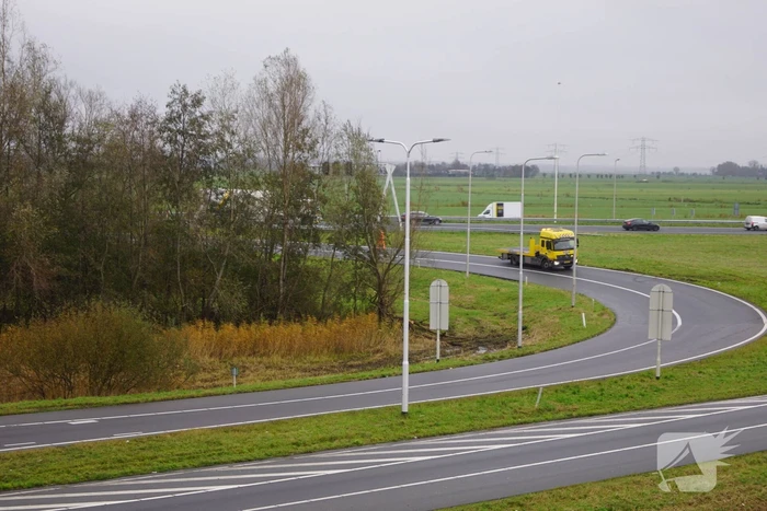 Automobilist rijdt zich vast in het gras
