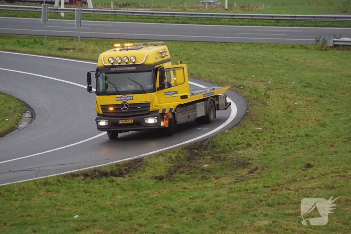 Automobilist rijdt zich vast in het gras